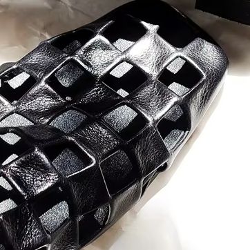 Women Shoes Sandals - รองเท้าแตะส้นแบนสีดำสำหรับผู้หญิง รุ่น 2026 หัวเหลี่ยม ดีไซน์โปร่งลายสาน สวมใส่ง่าย
