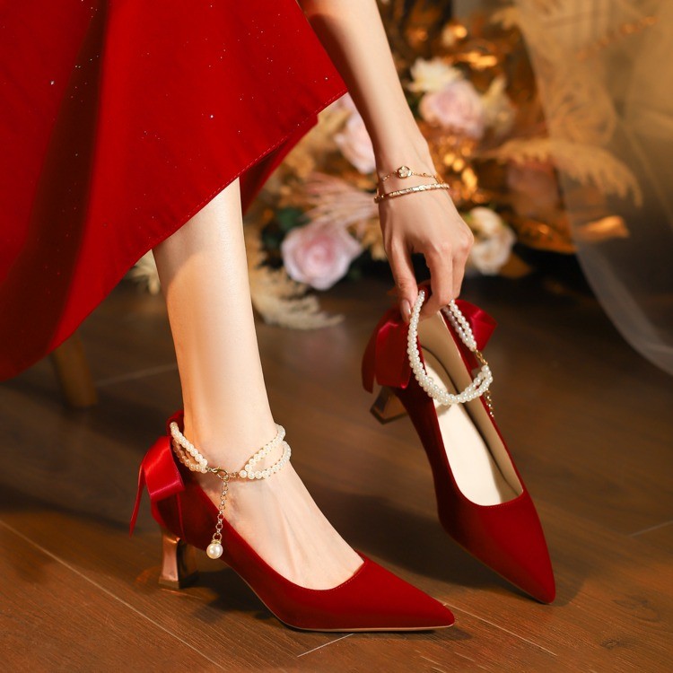 Women Shoes Nb - รองเท้าส้นสูงแบบสวม หนังกลับ ปลายแหลม ปากตื้น ประดับลูกปัด สายรัดเส้นเดียว